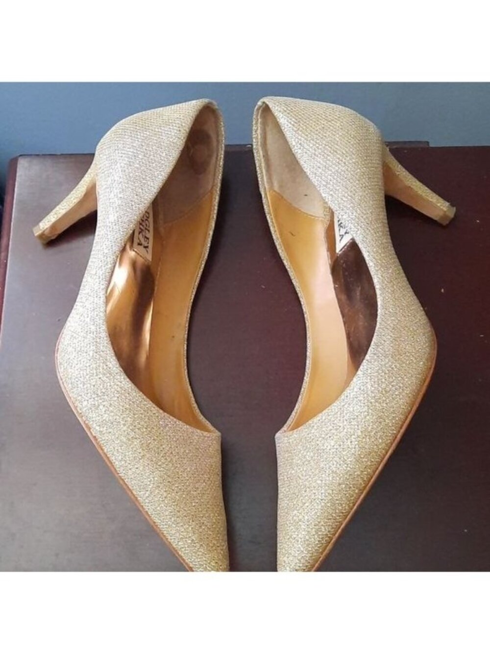 Badgley Mischka Gold Glitter Pumps Size 6.5 - Picture 4 of 12